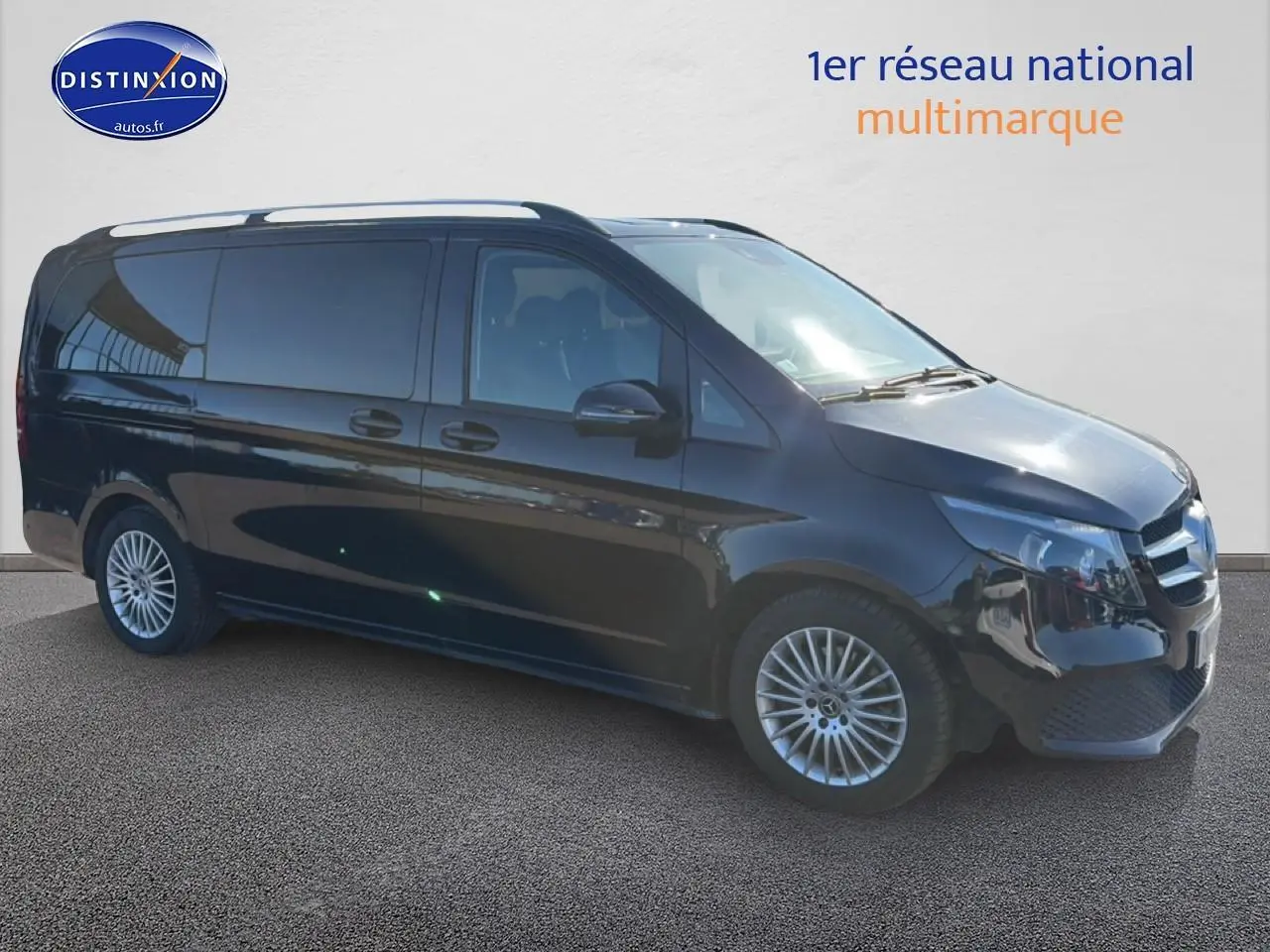 Vue 3/4 avant droite d’un Mercedes Classe V noir avec porte latérale coulissante et jantes alliage.