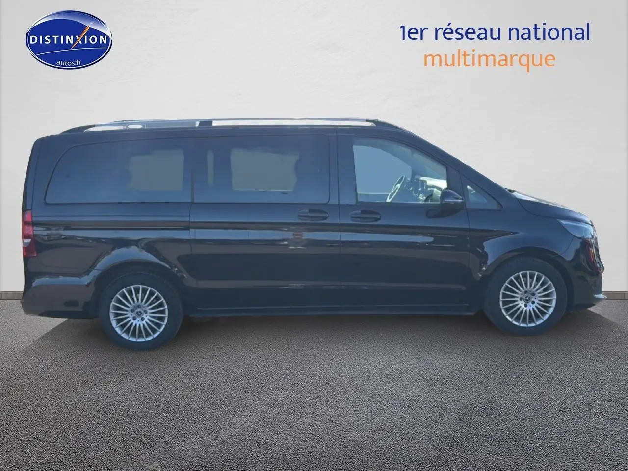 Profil droit d’un Mercedes Classe V noir 220 d long style 9g-tronic avec porte latérale coulissante et jantes alliage.
