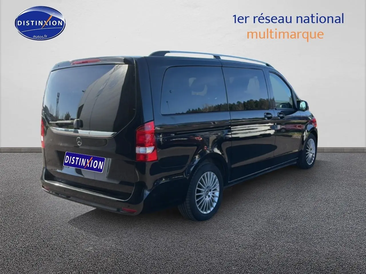 Vue 3/4 arrière droite d’un Mercedes Classe V 220 d long noir avec porte latérale coulissante et vitres teintées.