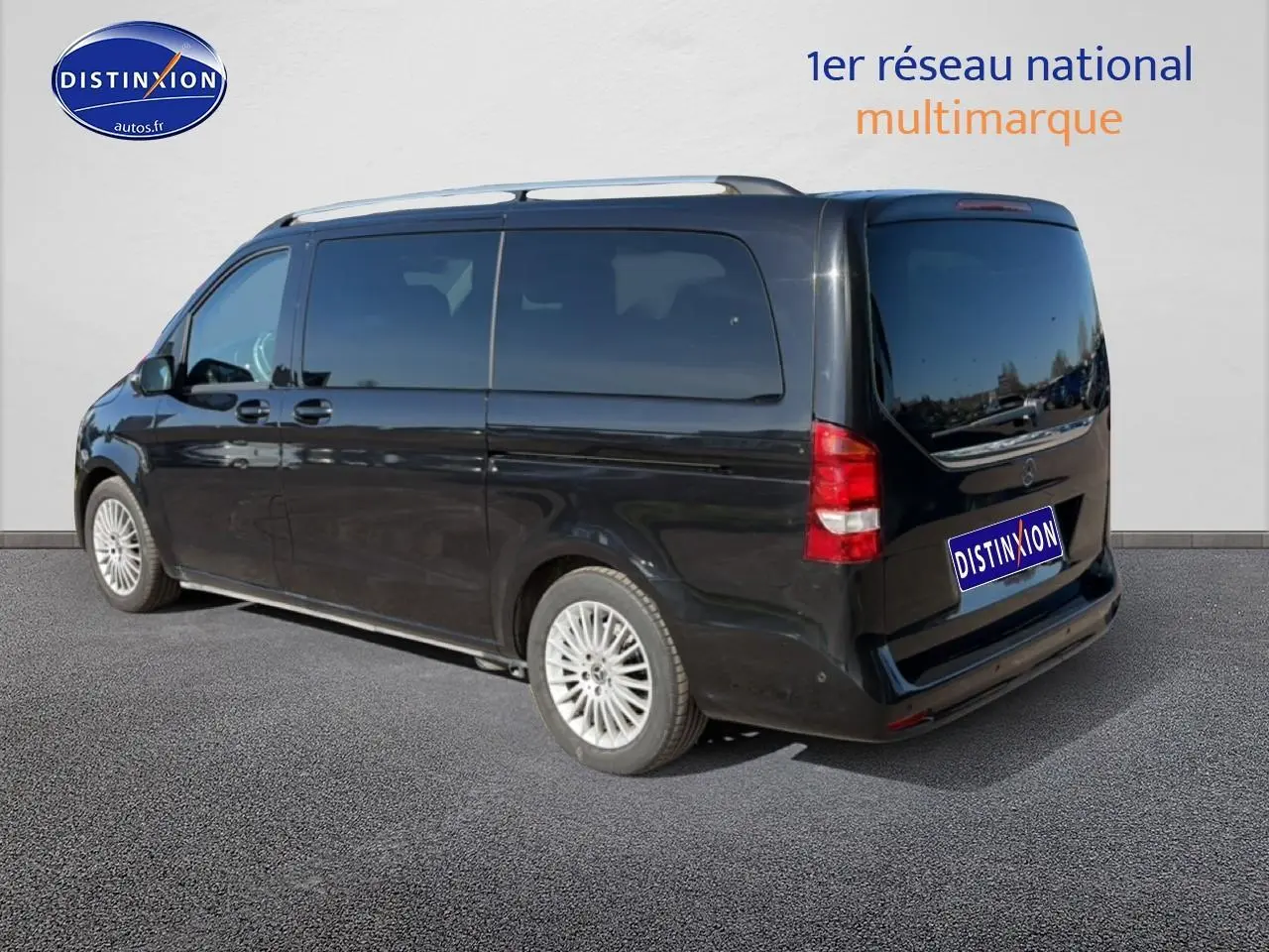 Mercedes Classe V 220 d long noir vue 3/4 arrière droit avec porte latérale coulissante et jantes multibranches.