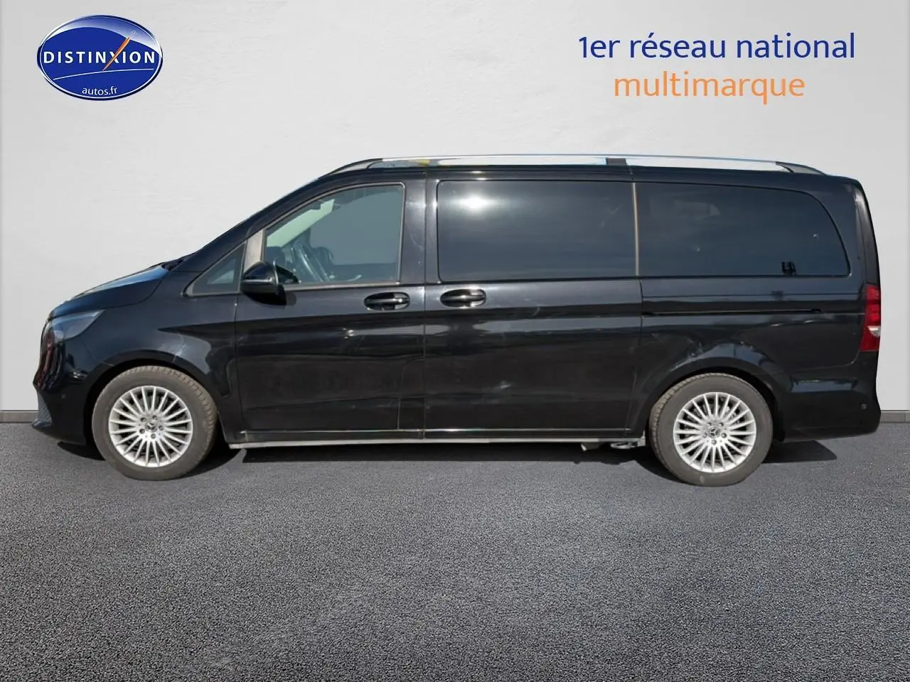 Profil côté gauche d’un Mercedes Classe V noir avec porte latérale coulissante et jantes alliage.