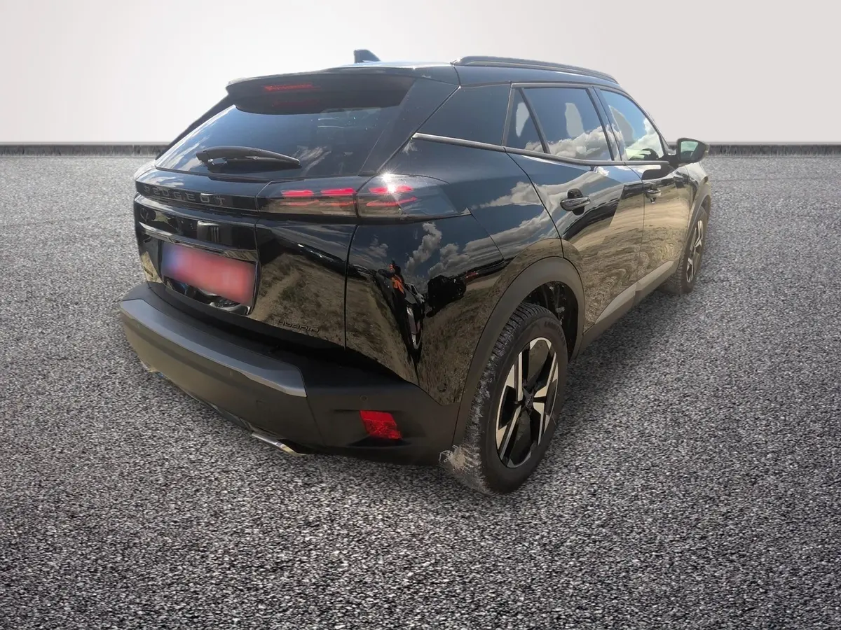Peugeot 2008 Hybrid 145 GT noir vue 3/4 arrière droit, feux LED et jantes alliage distinctives visibles.