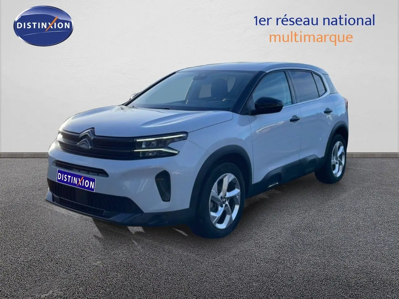Vue 3/4 avant droite du Citroën C5 Aircross blanc Okenite métallisé avec jantes alliage et détails noirs contrastants.