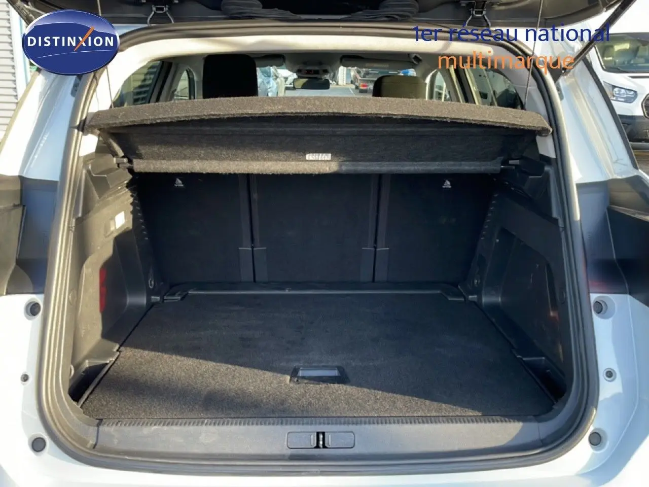 Coffre ouvert vu de l'arrière d'un Citroën C5 Aircross blanc Okenite Metal, montrant l'espace de chargement vide.