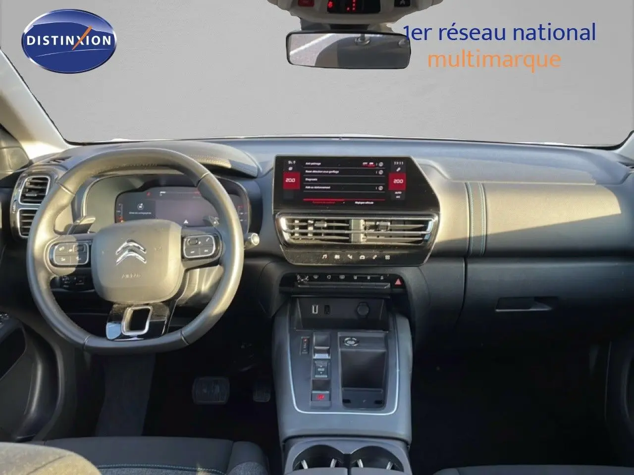 Vue intérieure frontale du tableau de bord et volant noir du Citroën C5 Aircross 2025 avec écran tactile central et console moderne.