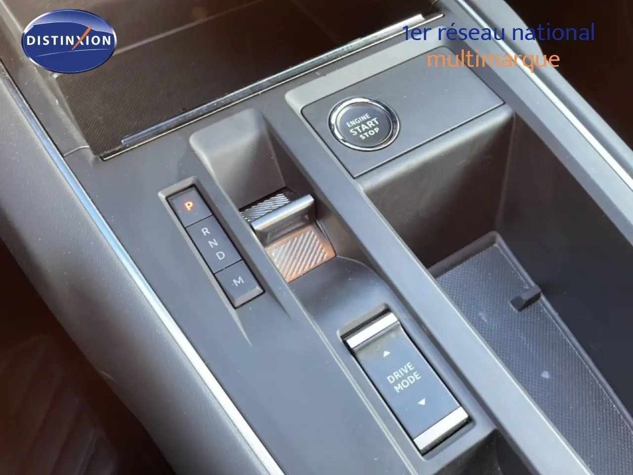 Gros plan sur la console centrale du Citroën C5 Aircross blanc, montrant la commande de boîte auto et le bouton start/stop.