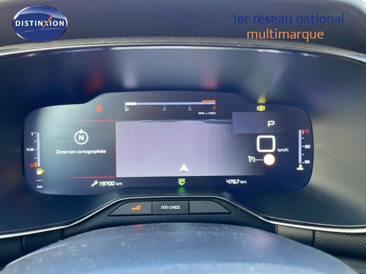 Tableau de bord numérique du Citroën C5 Aircross 2025, affichage digital clair avec informations de conduite.