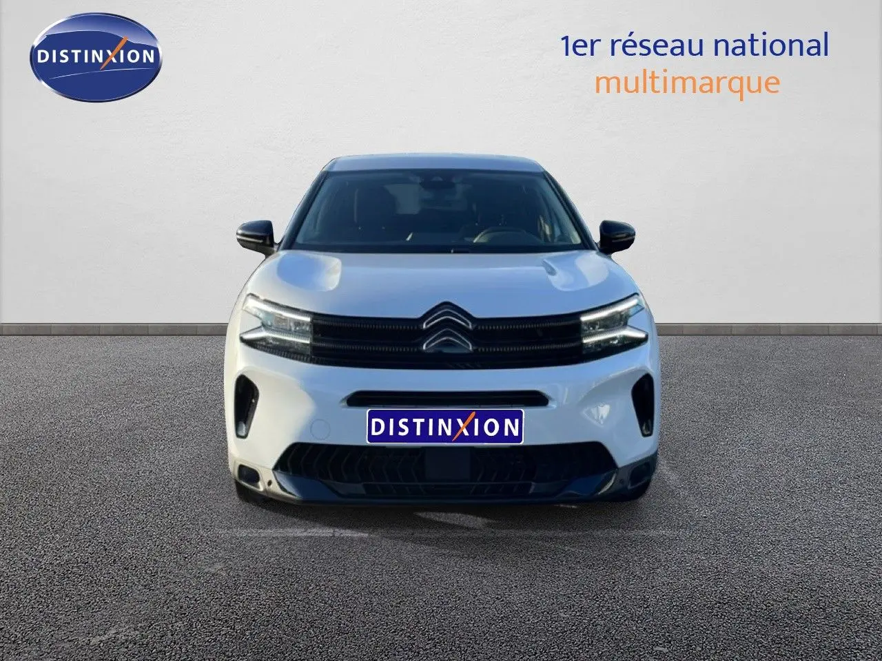 Vue frontale d'un Citroën C5 Aircross blanc Okenite Metal avec calandre noire et phares LED distinctifs.