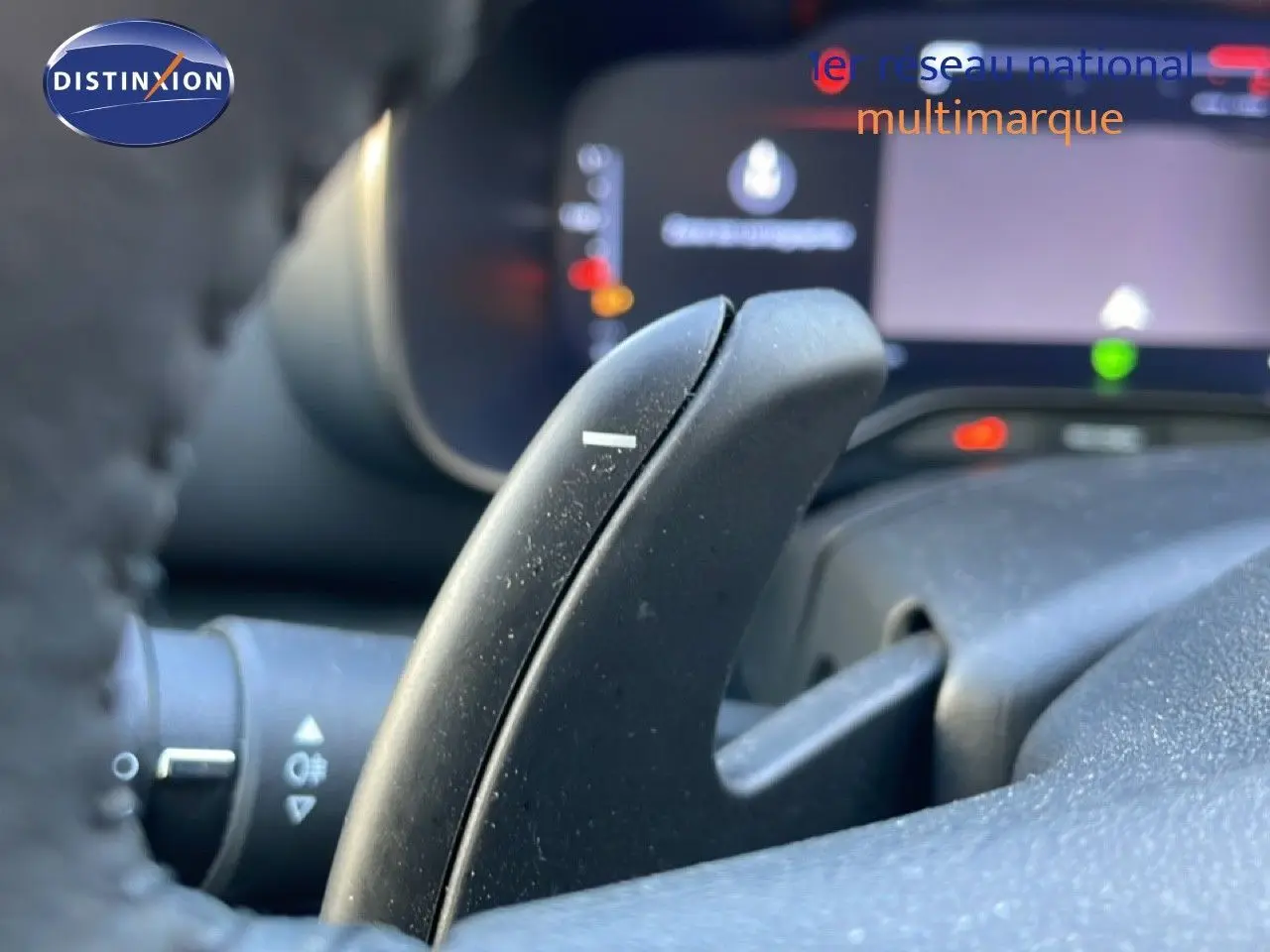 Gros plan sur la palette de changement de vitesse côté droit du volant dans l’habitacle du Citroën C5 Aircross blanc.