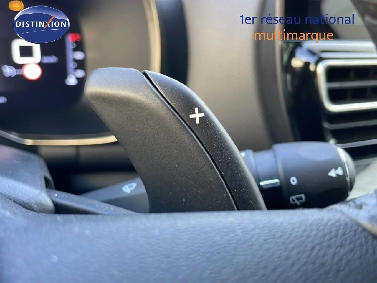 Gros plan sur la palette de changement de vitesse droite dans l'habitacle du Citroën C5 Aircross blanc Okenite 2025.