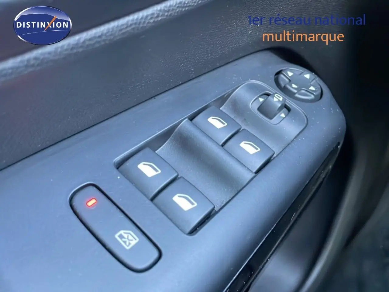 Gros plan sur les commandes de lève-vitres et réglages des rétroviseurs côté conducteur du Citroën C5 Aircross 2025 intérieur noir.