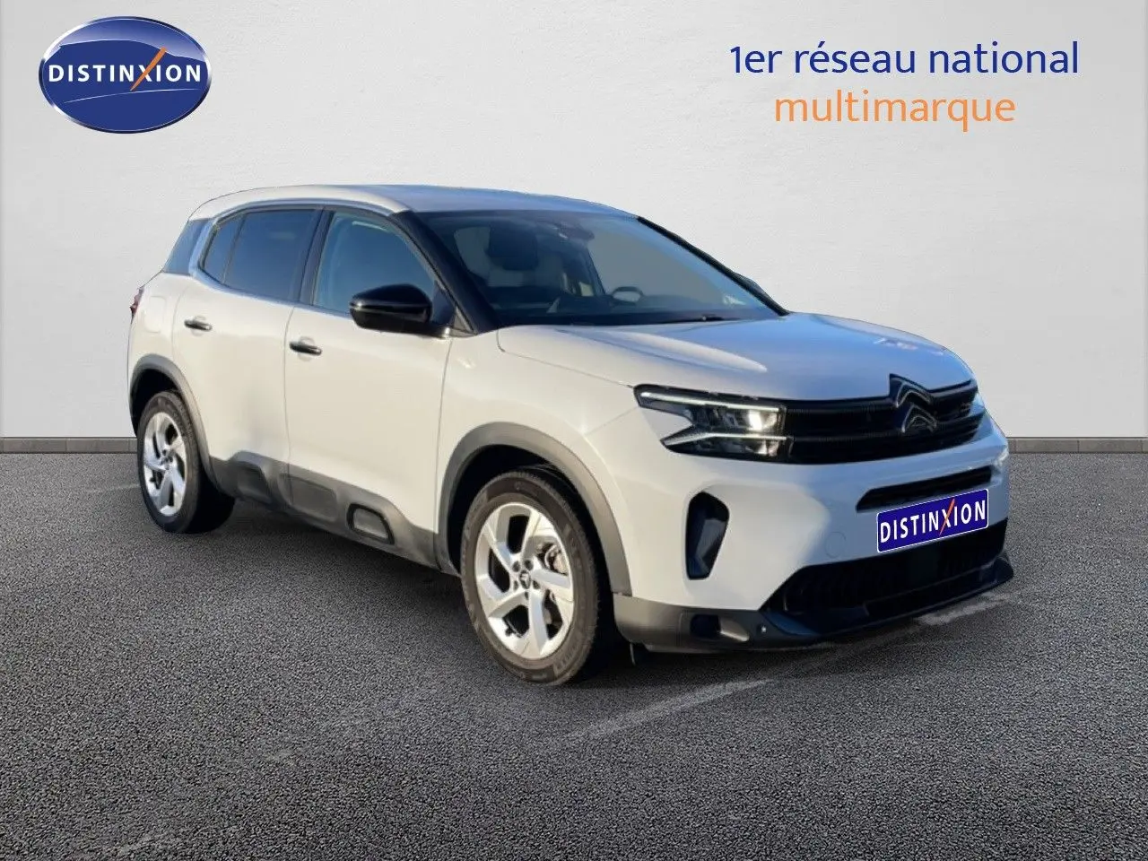 SUV Citroën C5 Aircross blanc Okenite métal vu en 3/4 avant droit avec détails noirs contrastants.