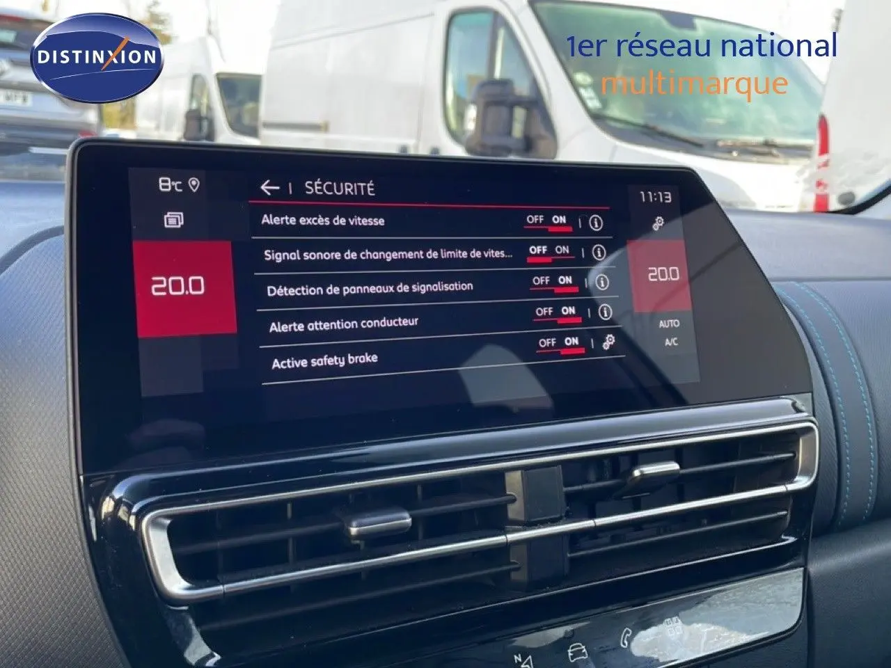 Écran tactile central affichant les réglages de sécurité du Citroën C5 Aircross, intérieur tissu noir avec surpiqûres bleues.