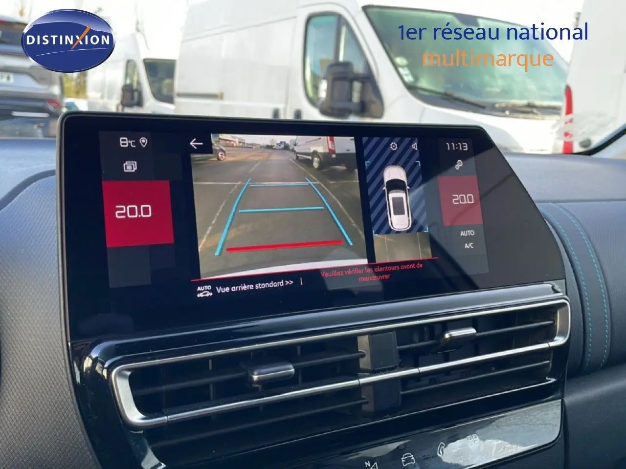 Écran tactile intérieur du Citroën C5 Aircross blanc, affichant la caméra de recul et la température à 20°C.