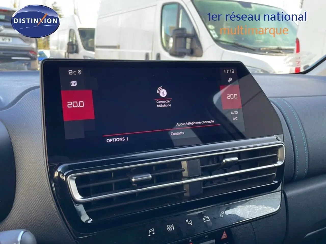 Vue intérieure centrée sur l'écran tactile et la console centrale du Citroën C5 Aircross blanc, avec affichage de la climatisation.