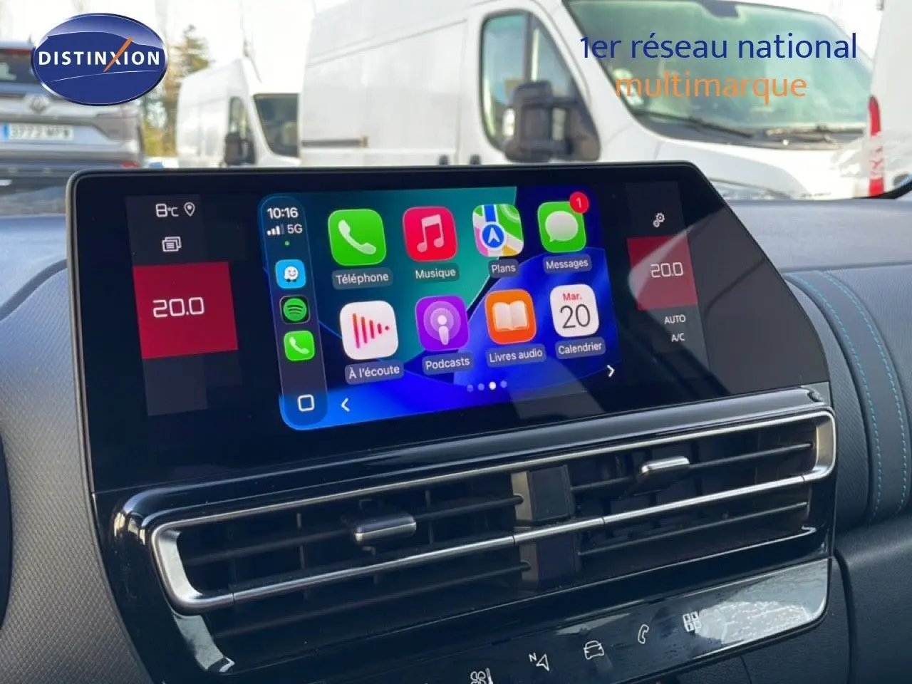 Vue intérieure du tableau de bord du Citroën C5 Aircross 2025 avec écran tactile affichant Apple CarPlay.
