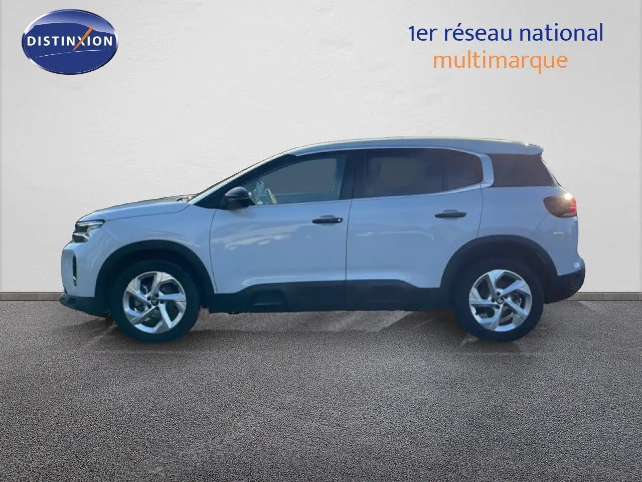 Profil droit d'un Citroën C5 Aircross 2025 blanc Okenite métallisé avec jantes alliage et toit noir.