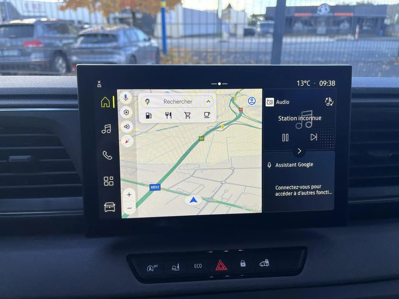 Écran tactile central du Renault Master 2025 affichant la navigation Google Maps et l'assistant vocal Google.