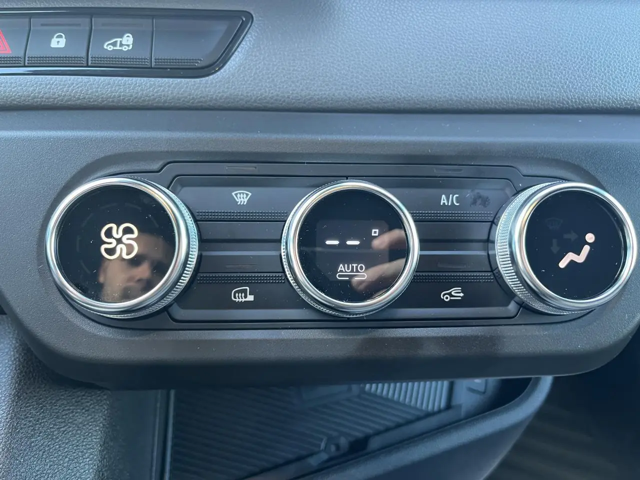 Détail des commandes de climatisation automatique sur tableau de bord noir du Renault Master blanc 2025.