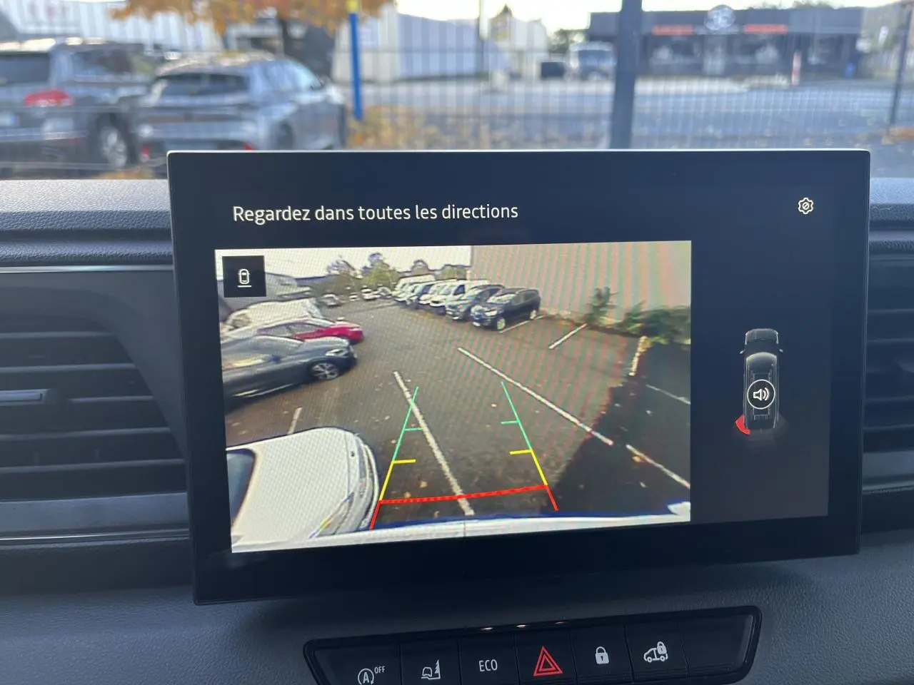 Vue intérieure de l'écran de caméra de recul du Renault Master blanc montrant un parking derrière le véhicule.