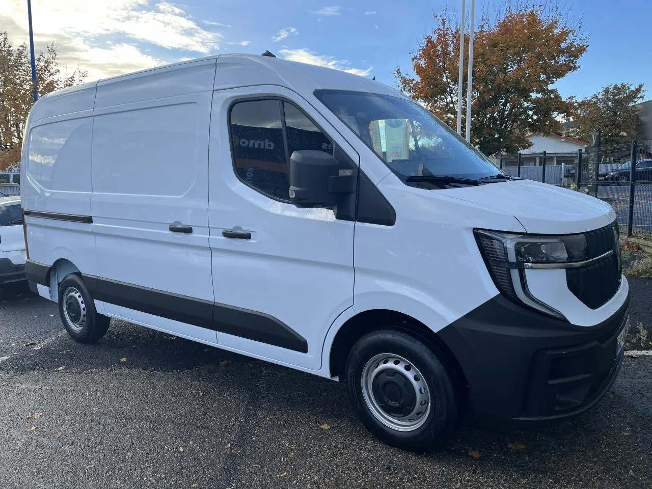 Renault Master blanc vu en 3/4 avant droit, fourgon avec calandre noire et jantes tôles 16 pouces.