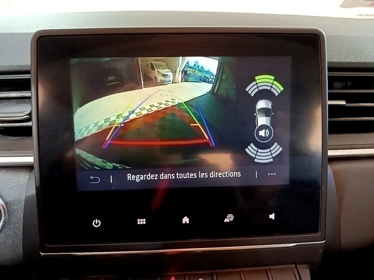 Écran tactile central du Renault Captur Business 2021 montrant la caméra de recul avec aides au stationnement activées.