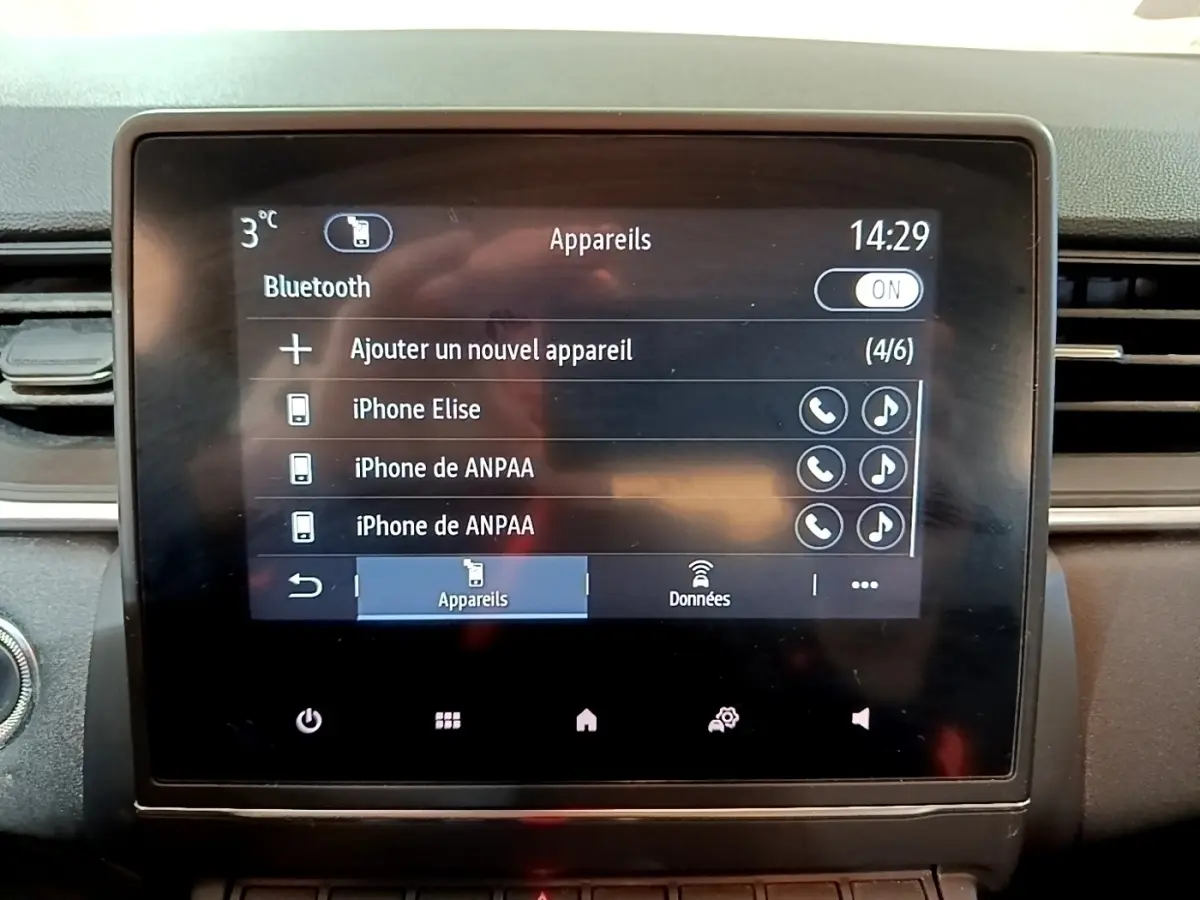 Écran tactile central du tableau de bord du Renault Captur noir, affichant le menu Bluetooth en intérieur.