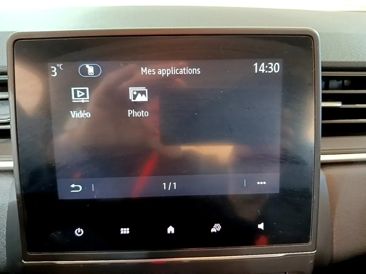 Écran tactile central du tableau de bord du Renault Captur Business noir, affichant les applications vidéo et photo.