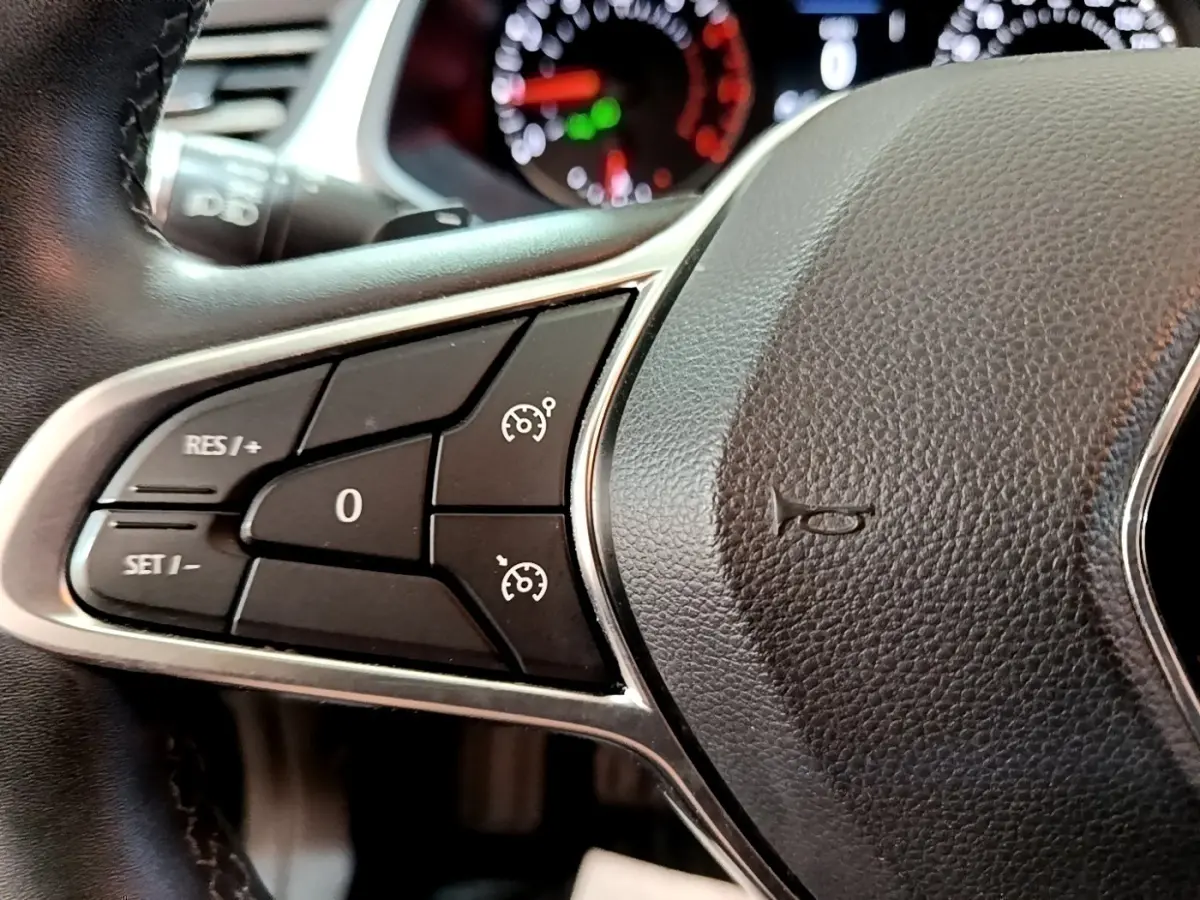 Gros plan sur le volant noir multifonctions du Renault Captur 2021, avec commandes de régulateur de vitesse visibles.