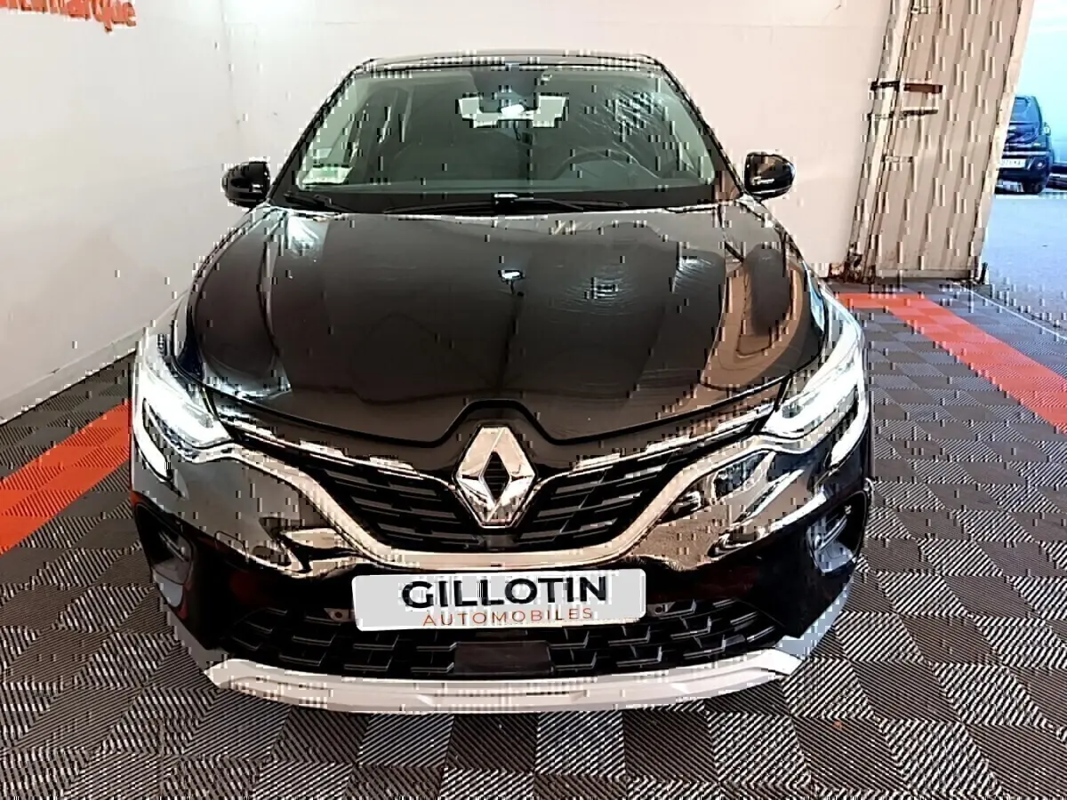 Vue avant d'un Renault Captur Business noir 2021 avec calandre chromée et phares LED allumés.