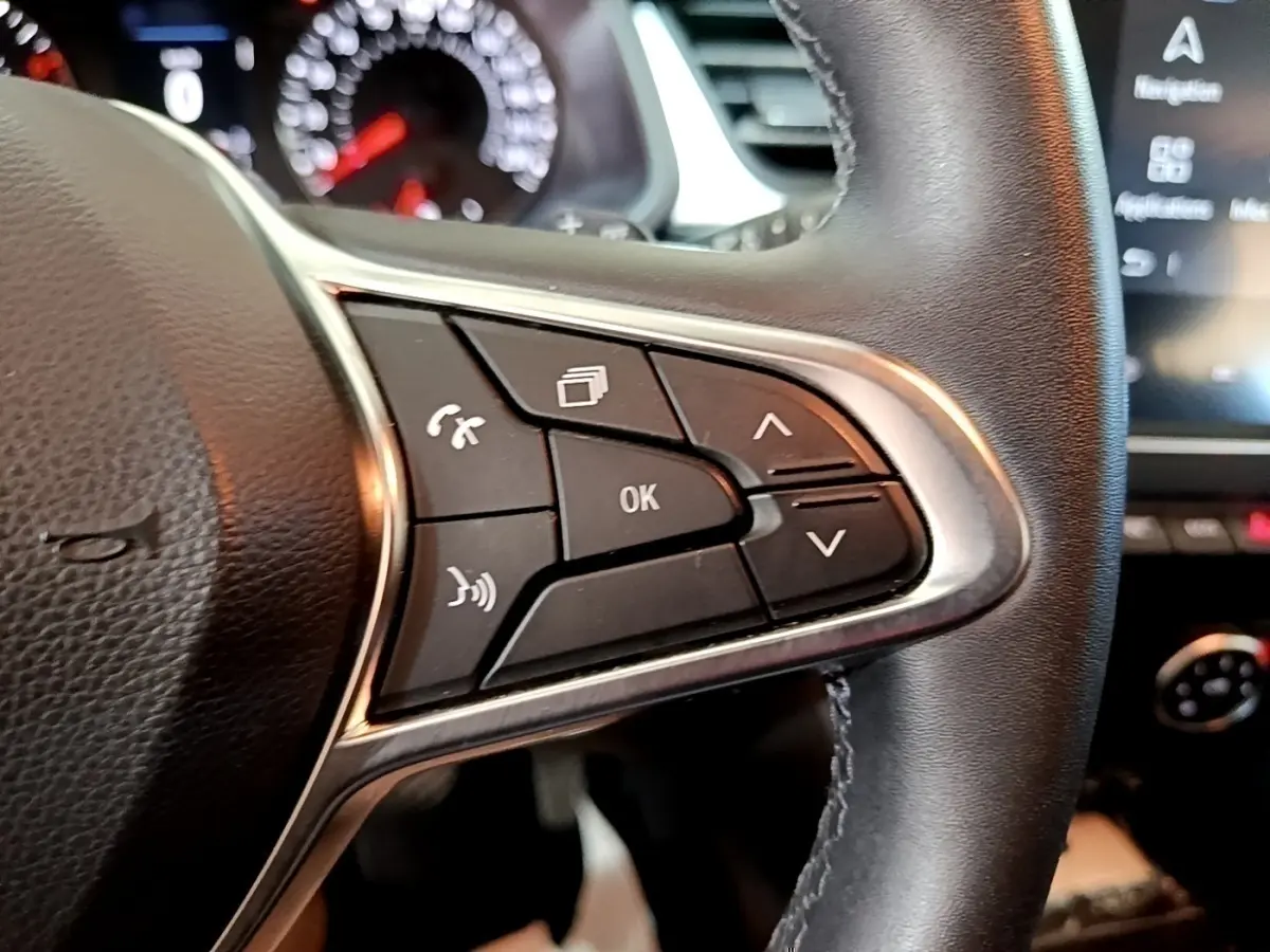 Gros plan sur les commandes multifonctions noires du volant du Renault Captur Business TCe 140 EDC FAP 2021.