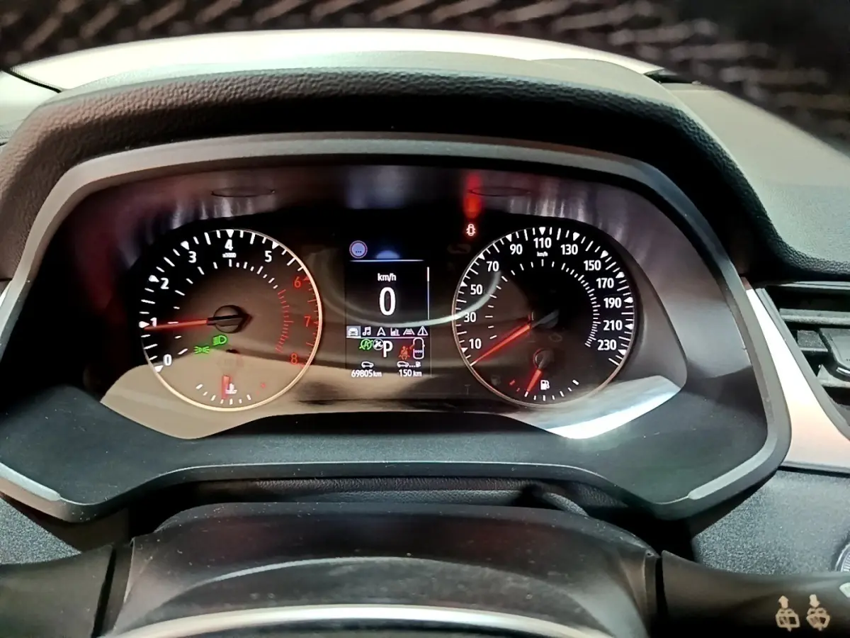 Gros plan sur le combiné d'instruments numérique du Renault Captur noir, affichant la vitesse à 0 km/h.