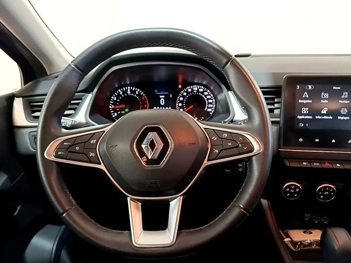 Vue centrée sur le volant multifonctions noir et le combiné d'instruments numérique du Renault Captur Business 2021.