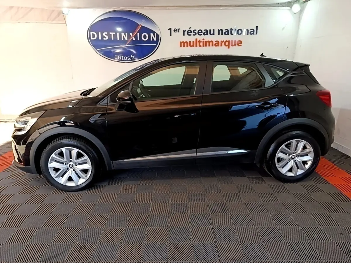 Profil droit d'un Renault Captur Business noir 2021, avec jantes alliage et lignes de caisse chromées visibles.