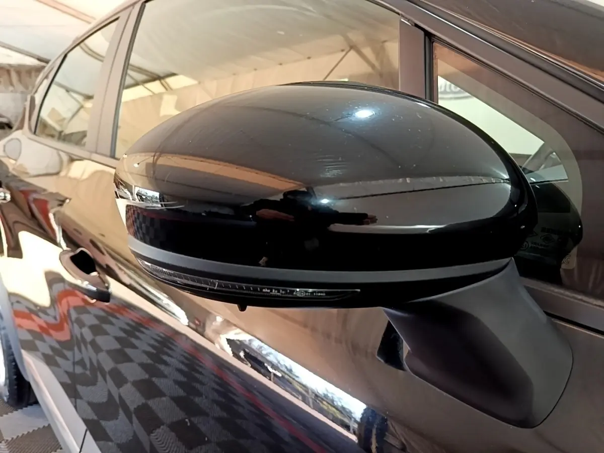 Gros plan sur le rétroviseur côté gauche noir brillant du Renault Captur Business TCe 140 EDC FAP 2021.