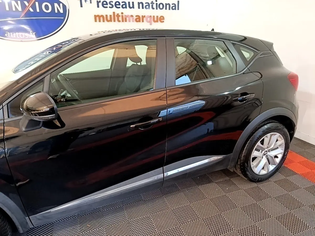 Profil côté gauche d'un Renault Captur Business noir 2021 avec jantes alliage et rétroviseurs noirs brillants.