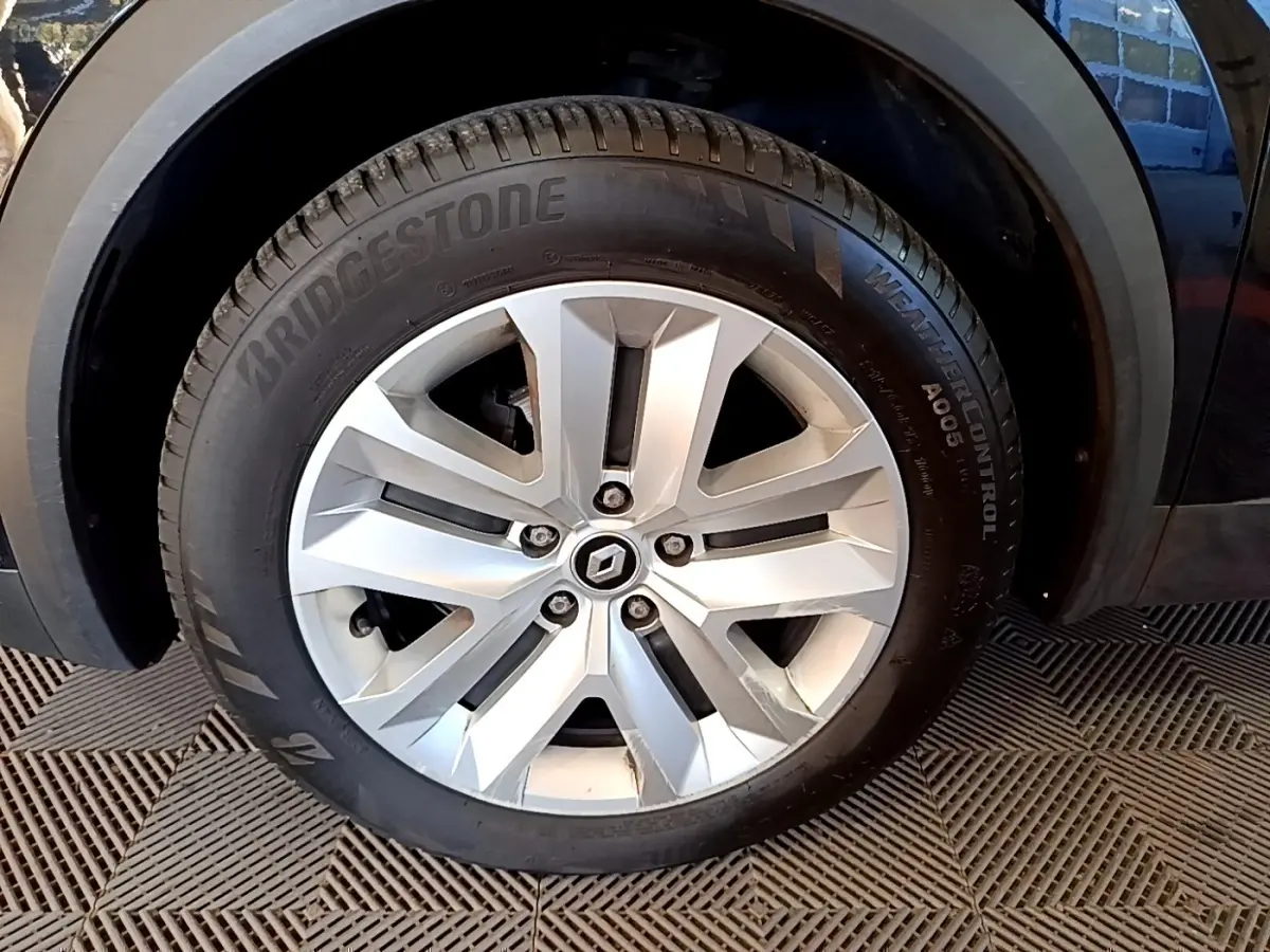 Gros plan sur la roue arrière droite du Renault Captur noir 2021, avec passage de roue et partie de la carrosserie visibles.