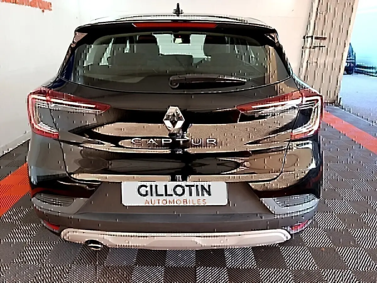 Vue arrière du Renault Captur noir 2021 avec feux LED et logo central bien visibles dans un showroom.