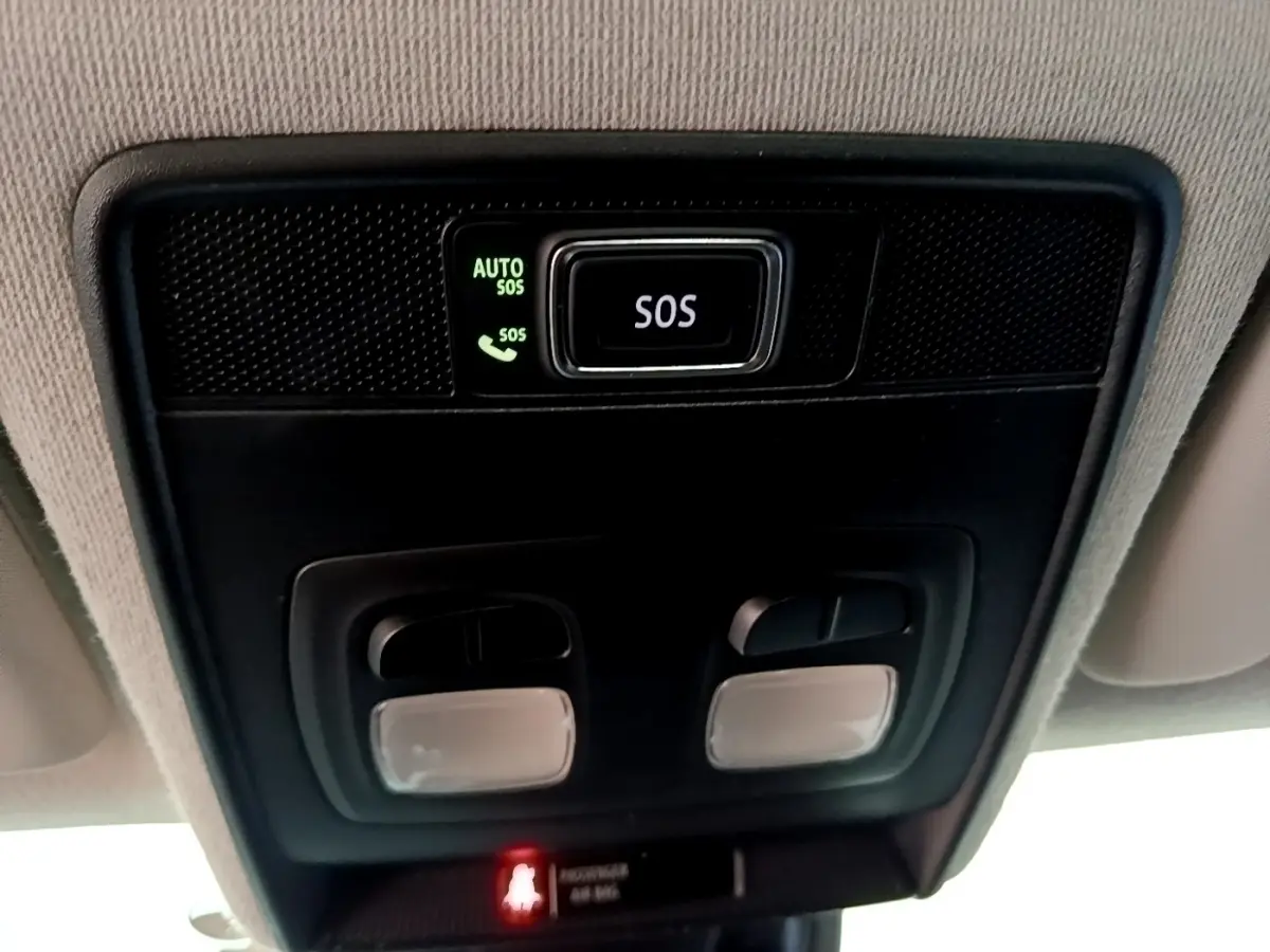 Vue intérieure du plafonnier avec bouton SOS éclairé et commandes d’éclairage dans un Renault Captur noir 2021.