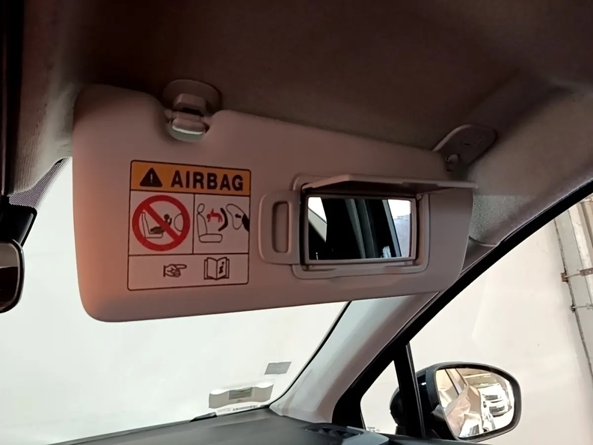 Détail du pare-soleil côté conducteur avec miroir intégré dans un Renault Captur noir, vue intérieure côté gauche.