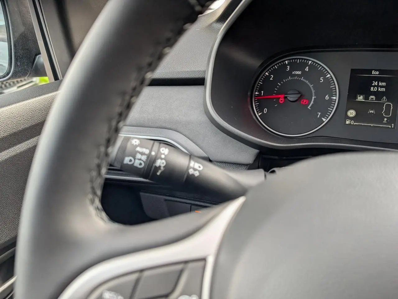 Gros plan sur le tableau de bord et le compteur du Dacia Jogger 2025, avec volant partiellement visible.