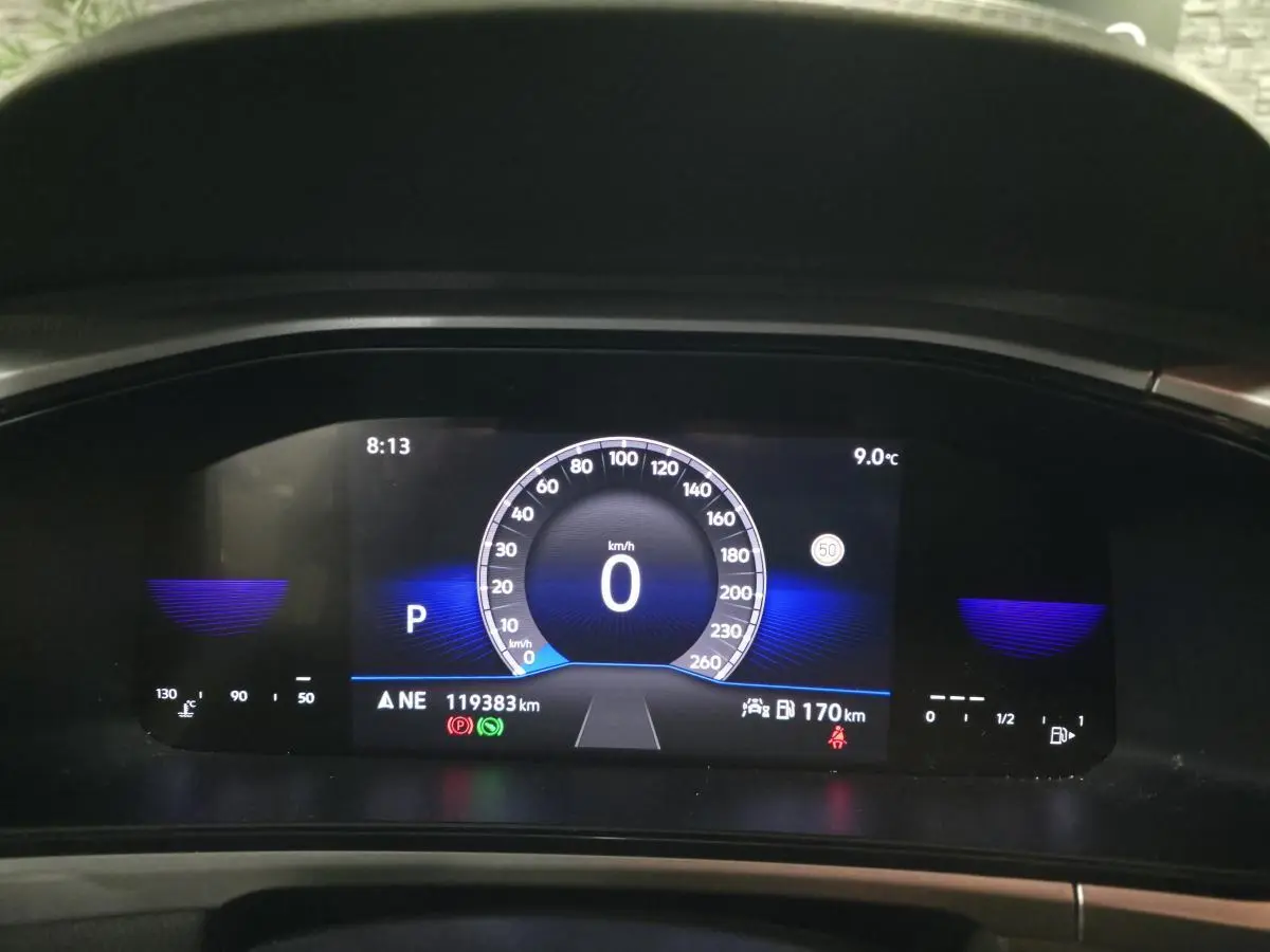 Combiné d'instruments digital du Volkswagen T-Roc 2022 affichant vitesse, température et autonomie, vue frontale.