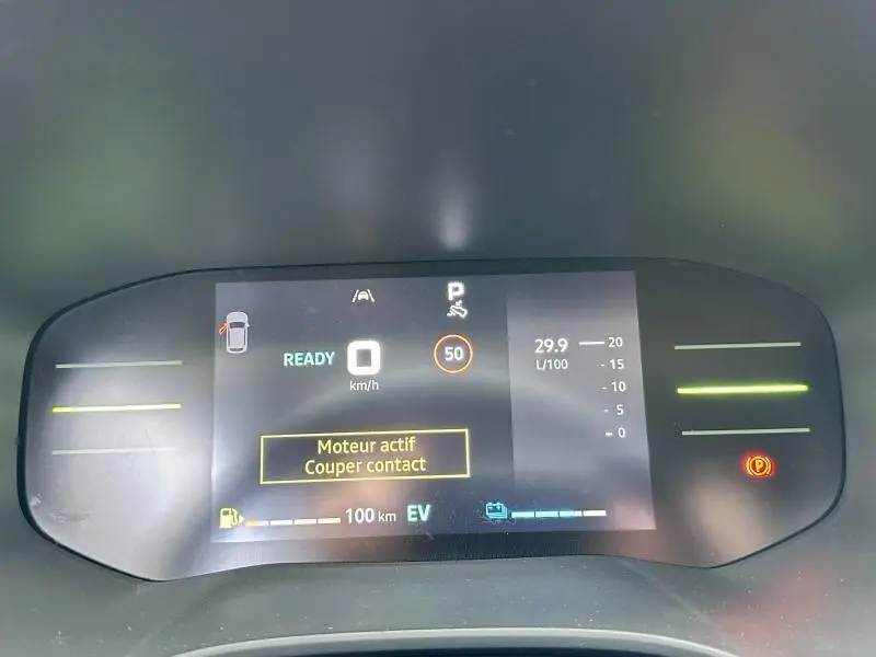 Tableau de bord numérique du Dacia Jogger 1.6 hybrid, affichant la vitesse à 0 km/h et l'état moteur actif.