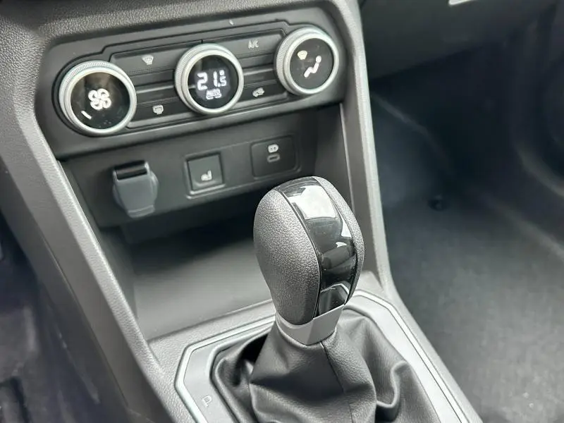 Gros plan sur la commande de boîte automatique noire et la console centrale avec commandes de climatisation du Dacia Jogger noir nacré.