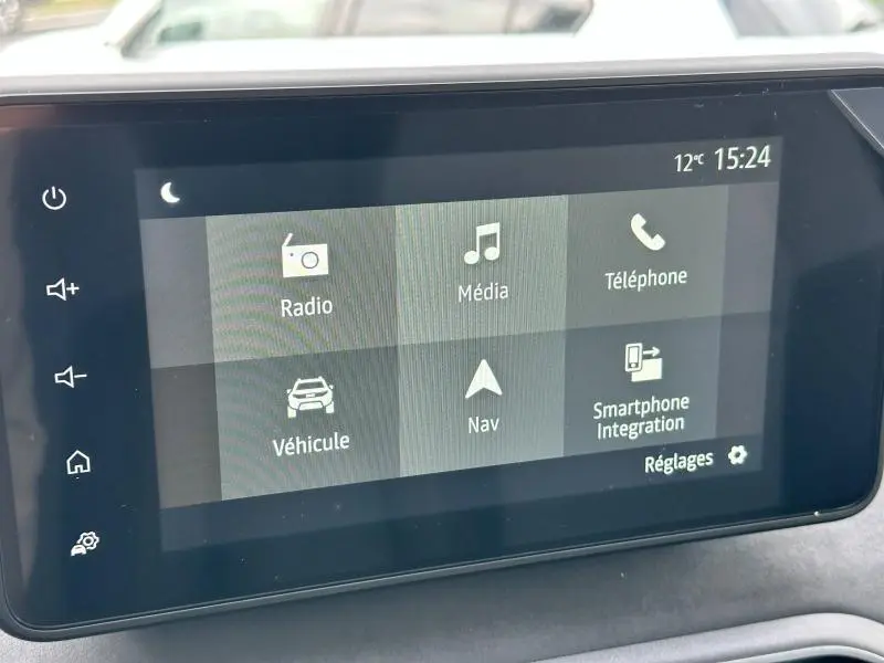 Écran tactile central du tableau de bord du Dacia Jogger 2025 affichant les options radio, média, téléphone et navigation.