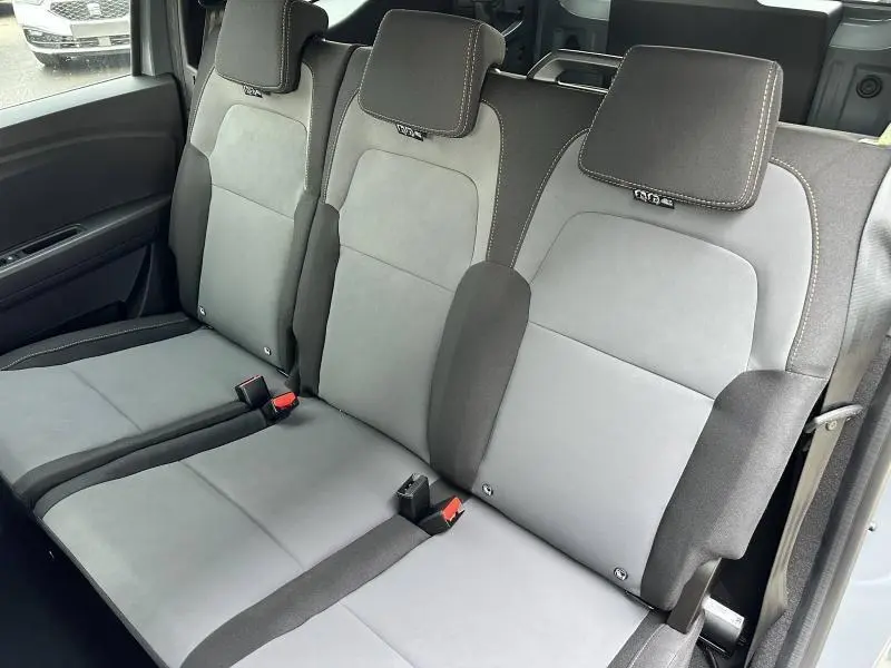 Vue rapprochée de la banquette arrière grise et noire du Dacia Jogger 2025, montrant les appuie-têtes et ceintures.