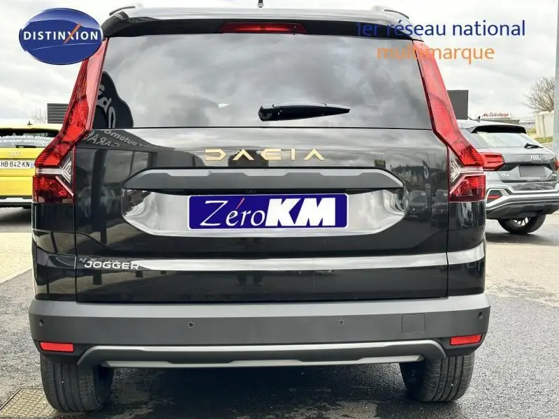 Vue arrière du Dacia Jogger noir nacré métallisé avec feux arrière LED et logo doré visible.