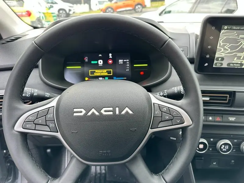 Vue centrée sur le volant noir du Dacia Jogger 2025 avec tableau de bord numérique et écran tactile latéral.