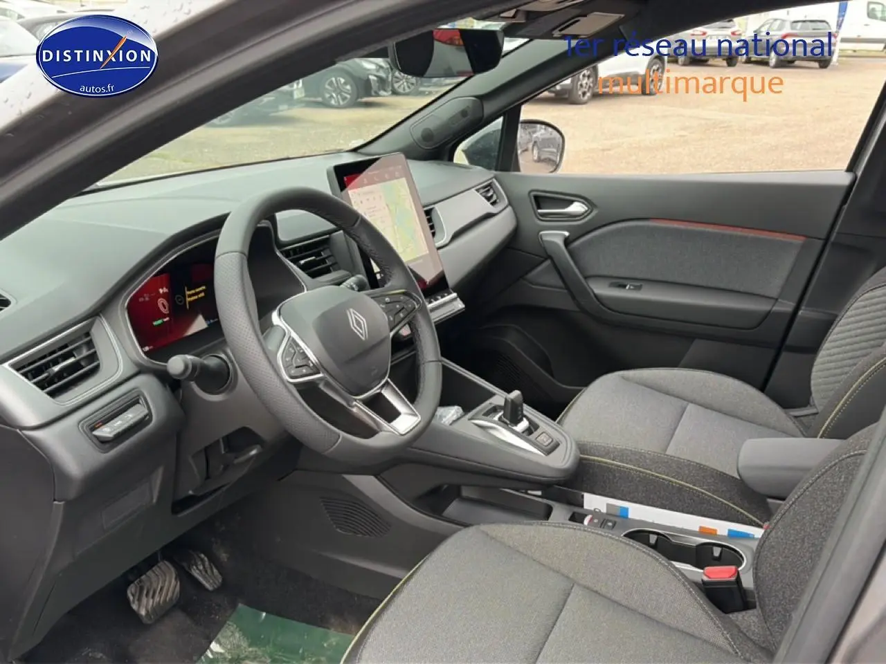 Vue intérieure côté conducteur de la Renault Symbioz gris schiste, avec tableau de bord numérique et écran tactile vertical.