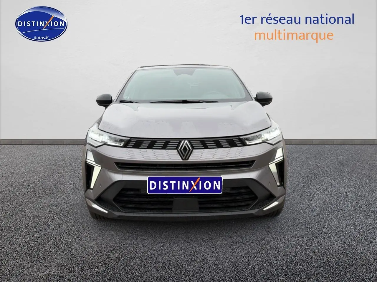 Vue de face du Renault Symbioz gris schiste 2026 avec calandre moderne et feux LED distinctifs allumés.